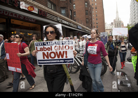 I Newyorkesi marzo in tutto il mondo giorno di protesta contro la Monsanto Corp. e il suo tentativo di forzare gli alimenti geneticamente modificati su persone. Foto Stock