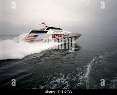 AJAXNETPHOTO. 1989. SOLENT, INGHILTERRA - RECORD BREAKER - IL MOTOSCAFO AMERICANO DA CORSA GENTRY EAGLE DA 114 PIEDI A TUTTA VELOCITÀ NEL SOLENT. FOTO: JONATHAN EASTLAND/AJAX RIF: GE006 Foto Stock