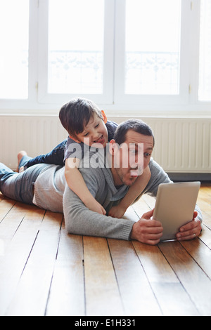 Padre e figlio di auto-fotografare con tavoletta digitale Foto Stock