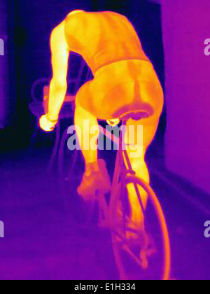 Vista posteriore immagine termica del giovane maschio ciclista in formazione, che mostra il calore dei muscoli e dei pneumatici di biciclette Foto Stock