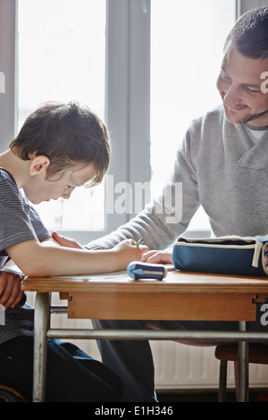 Padre aiutando figlio con i compiti Foto Stock
