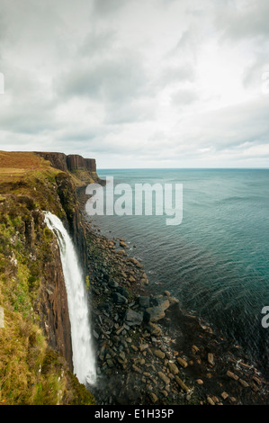 Cascata Mealt Oceano Atlantico/suono di Rasaay con scogliere rosse di Kilt Rock Trotternish sfondo Isola di Skye in Scozia Foto Stock