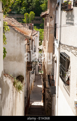 Stretto vicoletto denominato Candid nell'alloggiamento moresco quartiere di Albaycín, Granada, Spagna Foto Stock