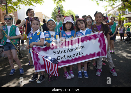 Ragazza locale Scout troop marzo nel 2014 Memorial Day Parade, Bay Ridge Brooklyn, New York Foto Stock