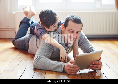 Padre e figlio di auto-fotografare con tavoletta digitale Foto Stock