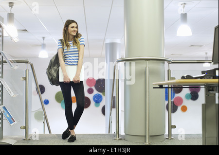 Giovani donne azienda laptop Foto Stock