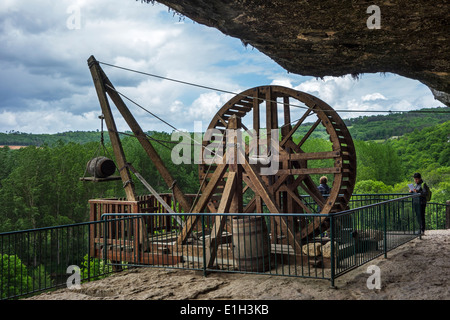Treadwheel medievale gru a fortificata città troglodita di La Roque Saint-Christophe, Peyzac-le-Moustier, Dordogne, Francia Foto Stock