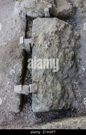 Estrazione del blocco di pietra con dei cunei di legno, città troglodita di La Roque Saint-Christophe, Peyzac-le-Moustier, Dordogne, Francia Foto Stock
