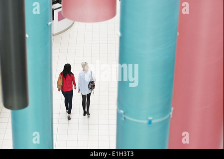 Due giovani donne a piedi, angolo alto Foto Stock