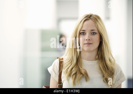 Ritratto di giovane donna con capelli lunghi biondi Foto Stock