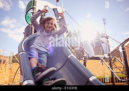 Ragazzo scendendo slitta Foto Stock