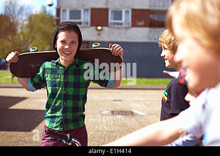 Ragazzo holding skateboard Foto Stock