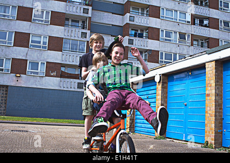 Ragazzo di dare agli amici un giro in bici Foto Stock