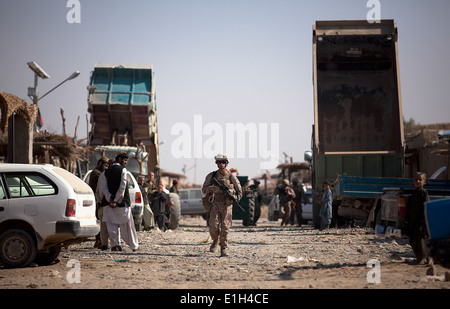 Stati Uniti Navy Petty Officer di terza classe Jeff Stuart, centro, un corpsman con forza di guardia plotone, 3° Battaglione, 3° Reggimento Marine, Foto Stock