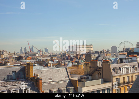 Tetti e vista in lontananza la Millennium Wheel, London, Regno Unito Foto Stock