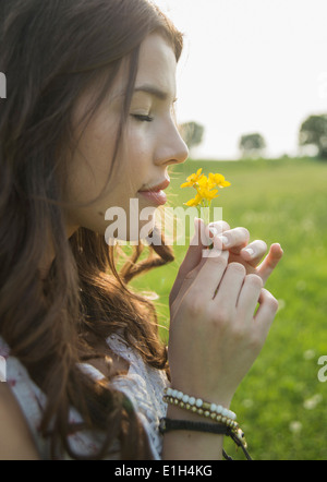 Giovane donna fiori profumati Foto Stock