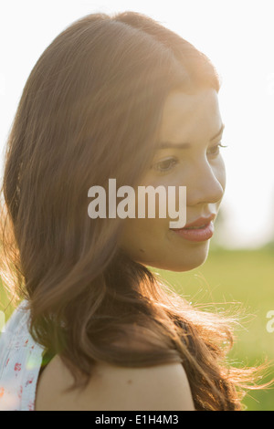 Bruna giovane donna in presenza di luce solare, ritratto Foto Stock