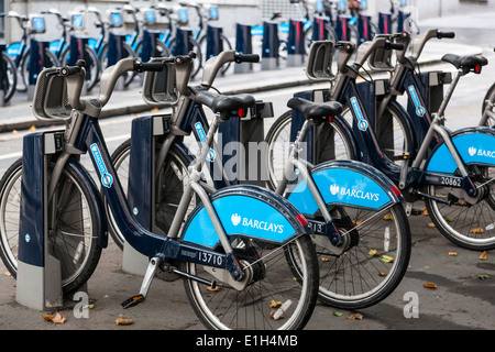 "Boris bikes' sono allineate in righe presso un punto di raccolta a Londra, in attesa di noleggio. Foto Stock