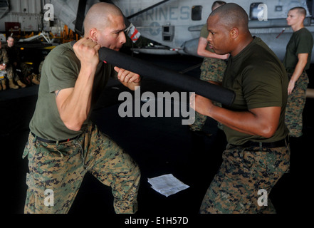 Oceano Pacifico ?? Sgt. Miguel O. Bravo e lo Staff Sgt. Christian L. Dueberry pratica Marine Corps arti marziali a bordo della USS Makin Foto Stock