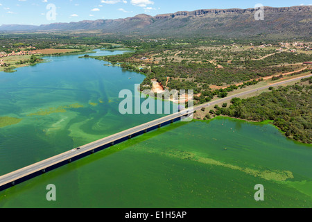 Vista aerea della diga Hartebeesport e attraversando, Sud Africa Foto Stock