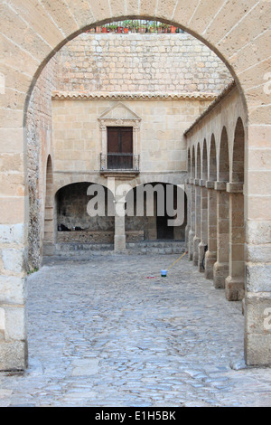 Cancello di ingresso dell'Armeria corte nella città di Ibiza, Spagna Foto Stock