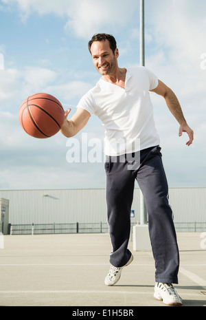 Giocatore di basket dribbling basket Foto Stock