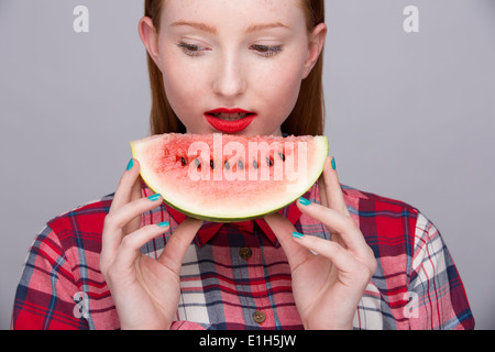 Giovane donna con fetta di cocomero Foto Stock