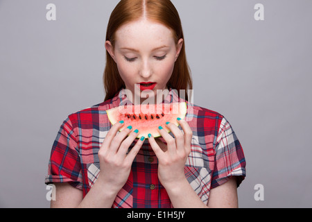 Giovane donna con fetta di cocomero Foto Stock