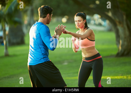 L uomo e la donna nel parco il pugilato Foto Stock