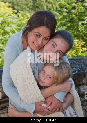 La madre e le figlie in giardino, avvolgente Foto Stock