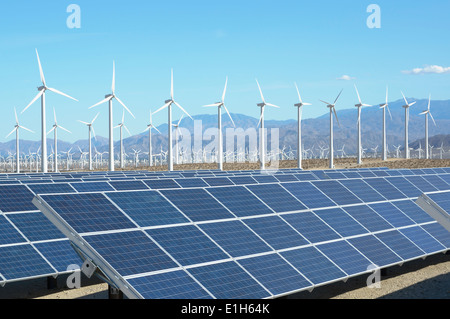 Pannelli solari fotovoltaici e turbine eoliche, San Gorgonio Pass Wind Farm, Palm Springs, California, Stati Uniti d'America Foto Stock