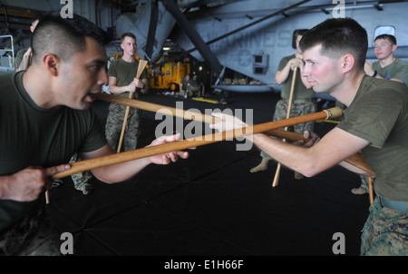 Stati Uniti Marine Corps Staff Sgt. Natalio C. Cortez, sinistra e Cpl. Christopher R. Gannaway, destra, pratica tecniche a baionetta duri Foto Stock