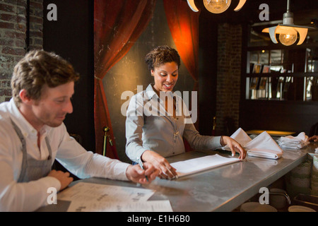 Chef e cameriera di preparazione per il servizio nel ristorante Foto Stock