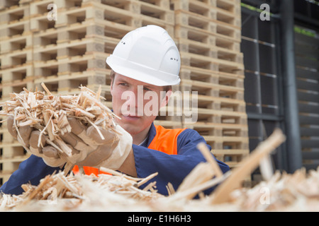 Giovane con pugno di rasatura di legno in legname Foto Stock