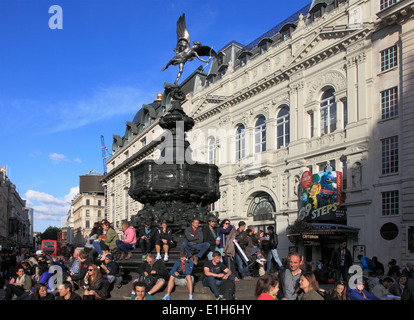 Regno Unito, Inghilterra, Londra, Piccadilly Circus, Eros Fontana, persone Foto Stock