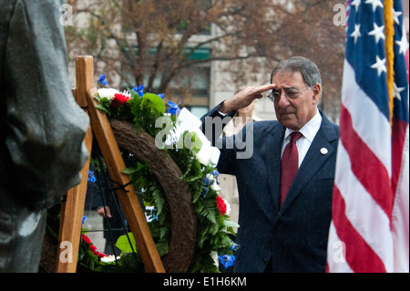 Il Segretario della Difesa Leon Panetta saluta come rubinetti svolge durante una ghirlanda-posa cerimonia presso la Marina Memorial 7 dicembre, 2011, in W Foto Stock