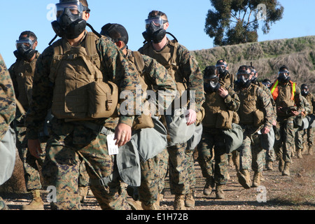 Marines con sede e Sede squadrone a piedi in formazione durante una escursione di condizionamento a bordo di Marine Corps Air Statio Foto Stock