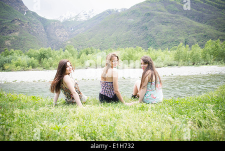 Ritratto di tre amici di sesso femminile accanto al fiume Toce, Piemonte, Italia