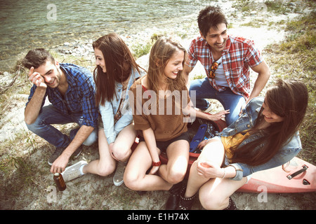 Il gruppo di cinque amici seduti in canoa sul fiume Foto Stock