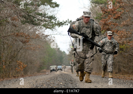 Stati Uniti Esercito Cpl. Bryan Kyle, un ingegnere di combattimento, con l'Ingegnere 688th Company, ingegnere 489th battaglione, 420th brigata ingegnere Foto Stock