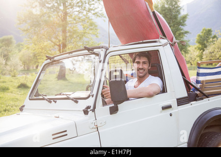 Giovane uomo alla guida fuoristrada Foto Stock