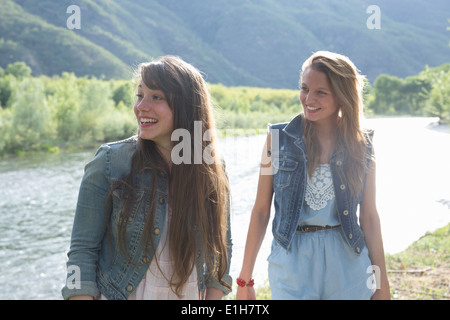 Giovani donne in piedi dal fiume Foto Stock