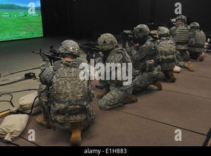 Stati Uniti Soldati con India Company, 2° Battaglione, 506th Reggimento di Fanteria, quarta brigata Team di combattimento, 101st Airborne Division obiettivo Foto Stock