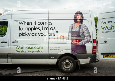 Waitrose home delivery van nel Regno Unito raffigurante un membro del personale chiamato un Partner Foto Stock