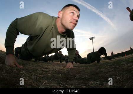 Gunnery Sgt. Thomas J. Korabik, nativo di Milwaukee, Wisconsin, e la formazione di chief al Marine Corps la cooperazione in materia di sicurezza Gruppo, lea Foto Stock