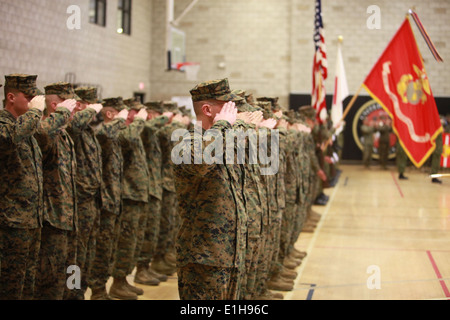 Stati Uniti Marines con il quindicesimo Marine Expeditionary Unit, ho Marine forza expeditionary salute durante l'inno nazionale all'ope Foto Stock