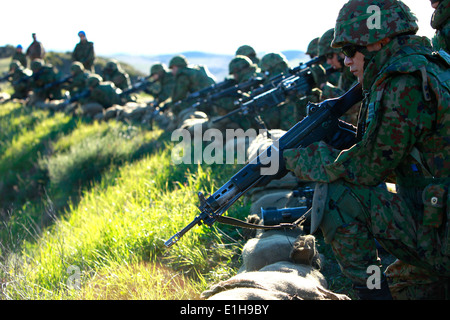 Giappone terra Self Defence Force (JGSDF) i soldati in vista su bersagli durante il pugno di ferro 2012 a un poligono di tiro su Camp Pendleton, Foto Stock