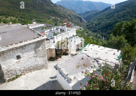 Case nel villaggio di Bubion, alta alpujarras Sierra Nevada, Spagna con tetti piatti unici e comignoli Foto Stock