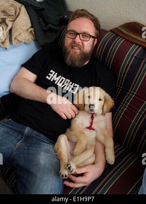 Boulder Creek, California, Stati Uniti d'America. Il 3 maggio, 2014. Un golden retriever cucciolo. (Credit: © Mark Avery/ZUMApress.com) Foto Stock