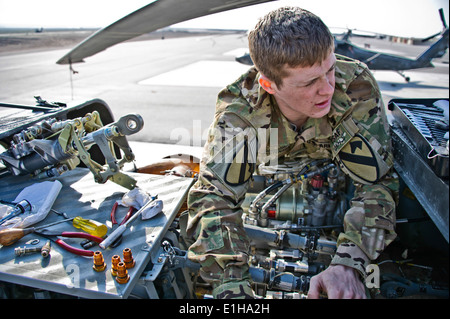 Stati Uniti Army Sgt. Corey Christensen, UH-60 Black Hawk elicottero capo equipaggio assegnati al 1° aria brigata di cavalleria, 1° Cavalleria Foto Stock